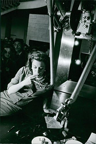 Реколта снимка на Линда Кристиан, зажигающей цигара с помощта на машина.