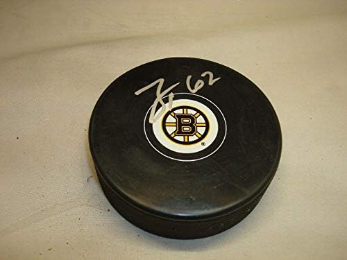 Зак Тротман подписа хокей шайба Бостън Бруинс с автограф от 1D - за Миене на НХЛ с автограф
