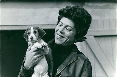 Реколта снимка Моник дьо Ротшилд с кученце в ръце, 1964 година.