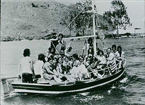 Реколта снимка на лодка, пълна с млади хора.Настъргват - май 1972 г.
