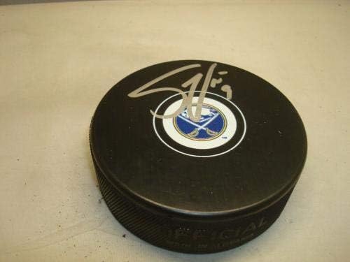 Стив Отт подписа Хокей шайба Бъфало Сейбърс с автограф 1А - за Миене на НХЛ с автограф