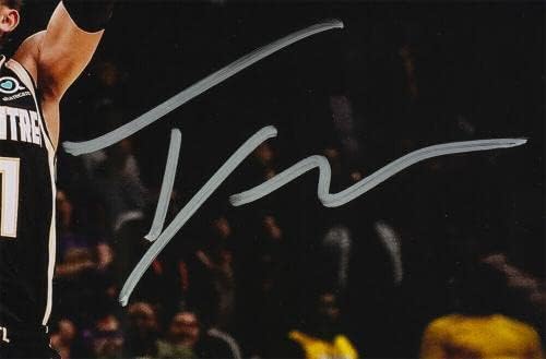 Баскетболен Жилетка Атланта Хоукс 16х20 с подпис Трэя Янг В рамка Снимка на Панини - Снимки на НБА с автограф