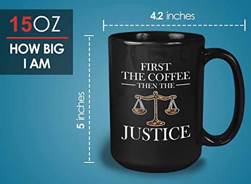 Кафеена чаша Bubble Hugs Адвокат 15 Унции Черни на цвят - Първо кафе, след това правосъдие - Бала съд, адвокатска Кантора,