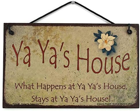 Знак в ретро стил с размер 5x8 с цвете магнолия, гласящая: Къща Йа Йа, Което се случва в къщата Йа Йа, Остава