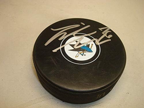Yannick Хансен подписа хокей шайба Сан Хосе Шаркс с автограф 1А - за Миене на НХЛ с автограф
