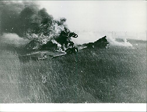 Реколта снимка разбил самолета на селскостопански угодьях.