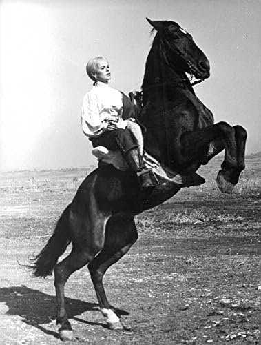 Реколта снимка Джеральдин Дали Чаплин, възседнал кон.