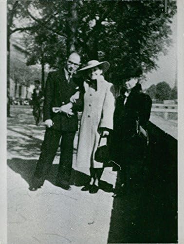 Реколта снимка на Жак Боро, позирующего пред камерата с две жени.