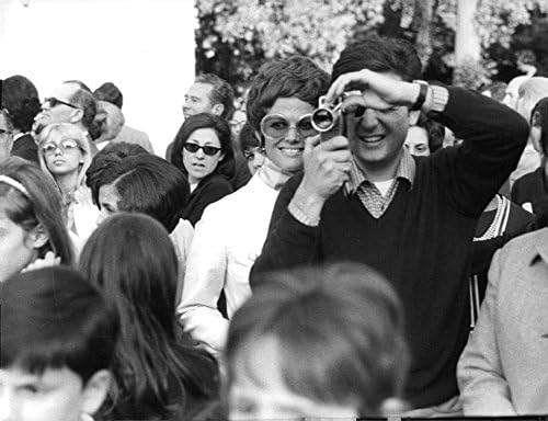 Реколта снимка Клаудии Кардинале, стоящи в непосредствена близост с мъж с фотоапарат.