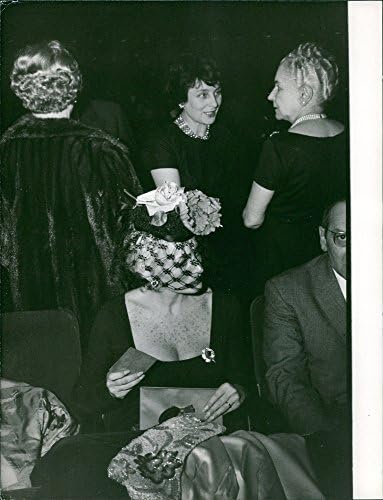 Реколта снимка Фернанды Монтел, седнала, две жени си говорят на заден план.